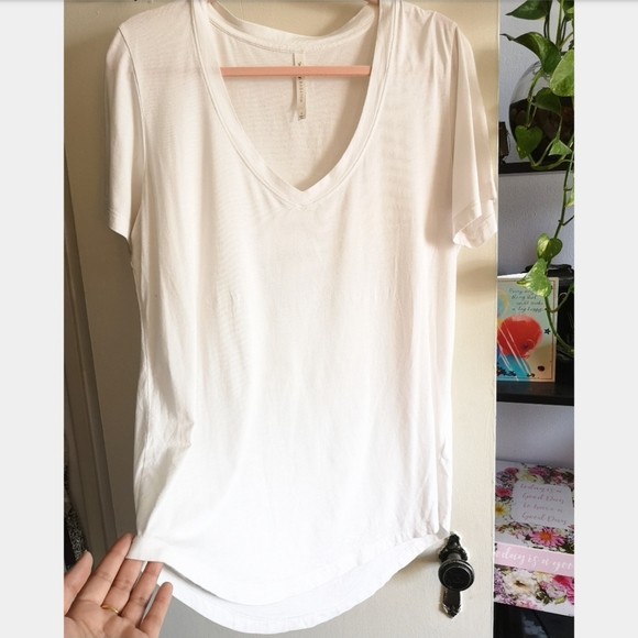 Babaton Foundation V Neck Linen Shirt - Picture 4 of 4